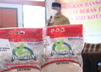 Pemprov Sumbar Salurkan Bansos 200 Ton Beras ke Padang