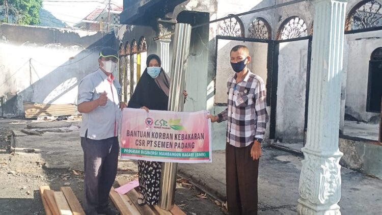 Bantuan korban kebakaran dari Semen Padang.