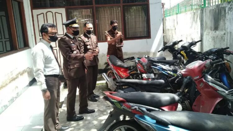 Kajari Payakumbuh dan jajaran mengecek motor hasil tilang yang tak diambil pemiliknya, bahkan ada yang sudah lebih dari tiga bulan. (Antara)