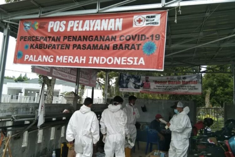 Pasien Positif Covid-19 di Pasaman Barat Bertambah 19 Orang 1 Relawan PMI Pasaman Barat terus memberikan bantuan dalam penanggulangan COVID-19 di daerah itu yang terus bertambah.