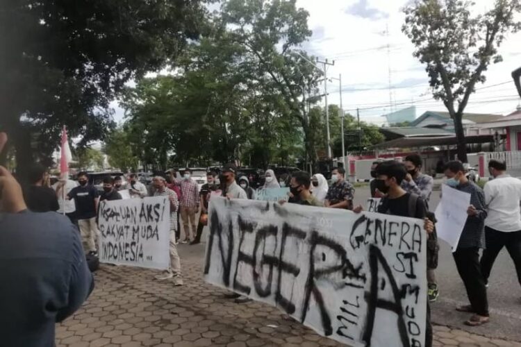 Mahasiswa Sampaikan Lima Tuntutan di Depan Kantor DPRD Sumbar 1 Sejumlah mahasiswa yang tergabung dalam KARMI menuntut pemerintah memperbaiki kondisi bangsa yang sedang tidak baik di masa pandemi Covid-19.