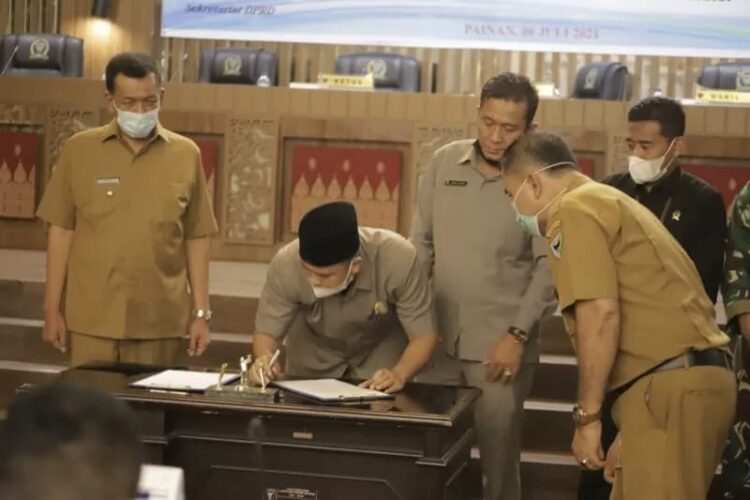 Proses pengesahan Ranperda Pertanggungjawaban Pelaksanaan APBD 2020 Pesisir Selatan menjadi perda.