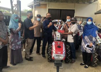 Anggota DPRD Sumbar dari Fraksi Gerindra Salurkan 17 Traktor ke Kelompok Tani