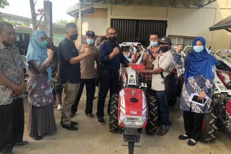 Anggota DPRD Sumbar dari Fraksi Gerindra Salurkan 17 Traktor ke Kelompok Tani 1 Anggota DPRD Sumbar Nurkhalis Dt Bijo Dirajo menyerahkan bantuan traktor kepada kelompok tani.