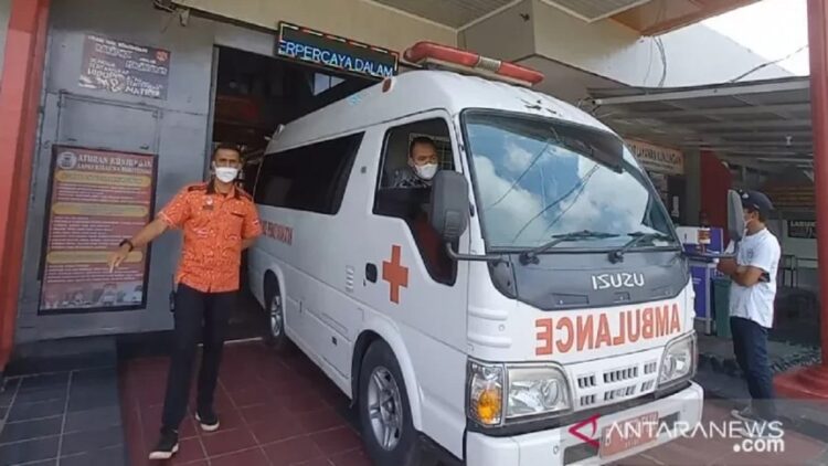 Waduh! Seorang Napi Lapas Kelas II A Bukittinggi Gantung Diri di Kamar Mandi 1 Ambulans membawa jenazah salah seorang warga binaan di LP Biaro yang meninggal karena gantung diri. (Antara/Alfatah)