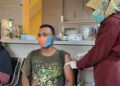 Pedagang dan Pengunjung Pantai Gandoriah Pariaman Antusias Ikuti Vaksinasi Covid-19