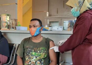 Pedagang dan Pengunjung Pantai Gandoriah Pariaman Antusias Ikuti Vaksinasi Covid-19