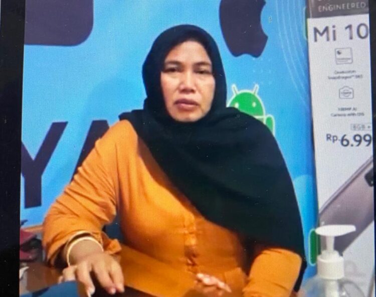 Ibu-ibu Viral di Bebek Sawah yang Sebut Padang Aman Covid-19 Bikin Video Minta Maaf 1 Yulianti megakui telah bersalah membuat video di area Bebek Sawah dan mengunggah di whatsappnya sendiri.