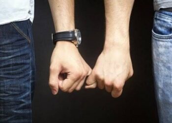 Diduga Lakukan Hubungan Tak Lazim, Pria Beristri dan Pacar Lelakinya Digrebek Warga di Payakumbuh 1 ilustrasi pasangan gay. (dok. istimewa)