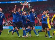 Menunggu Setengah Abad, Italia Akhirnya Angkat Trofi Piala Eropa