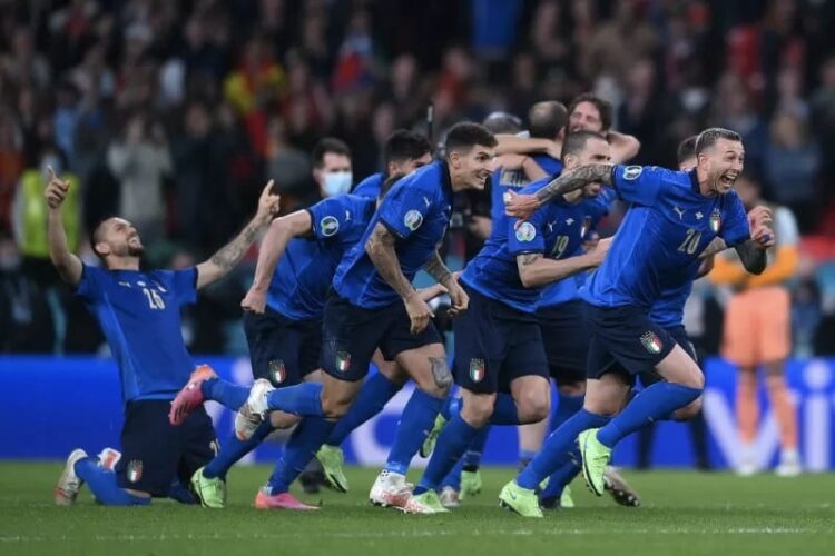 Singkirkan Spanyol, Italia ke Final Euro 2020 1 Para pemain Italia merayakan keberhasilan mereka ke final EURO 2020 setelah menaklukkan Spanyol 4-2 (1-1) dalam semifinal di Stadion Wembley di London pada 6 Juli 2021.