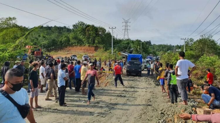 Jalur lintas Sumatera di 50 Kota belum bisa dilalui truk.