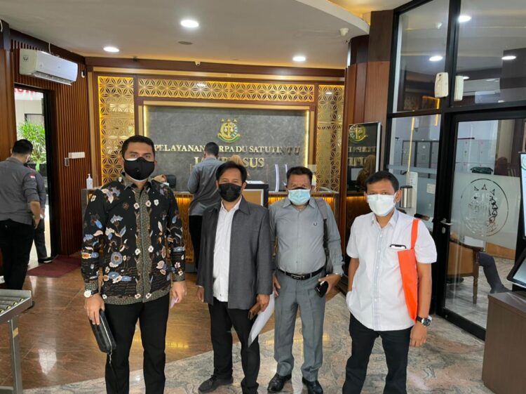 Dugaan Penyalahgunaan Dana Baznas Rp200 Juta untuk Tim Sukses, Bupati Solok Epyardi Asda Dilaporkan ke Kejagung 1 LSM PERAN dan kuasa hukum melaporkan Bupati Solok Epyardi Asda ke Kejaksaan Agung (Kejagung) RI di Jakarta, Rabu (7/7/2021).