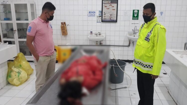 Korban kecelakaan kereta api saat di rumah sakit usai diantarkan warga dan polisi. (Unit Lantas Polresta Padang)