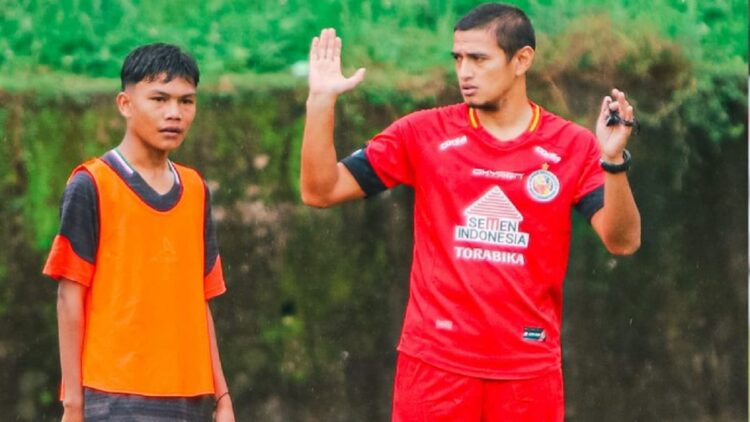Pelatih Kepala Semen Padang Academy, Hengki Ardiles.