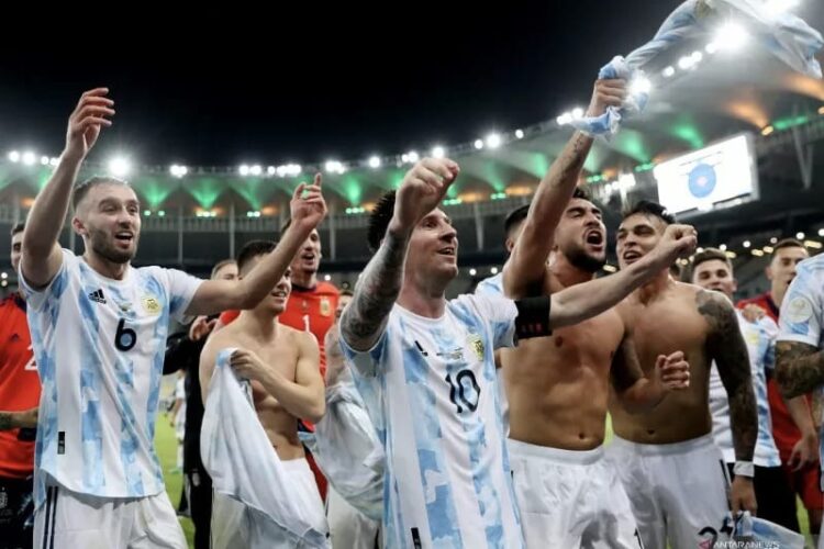 Tumbangkan Brasil 1-0, Argentina Juara Copa America 2021 1 Lionel Messi dan pemain Argentina melakukan selebrasi usai menjuarai Copa America 2021 di Estadio Maracana, Rio de Janeiro, Brasil pada 11 Juli 2021