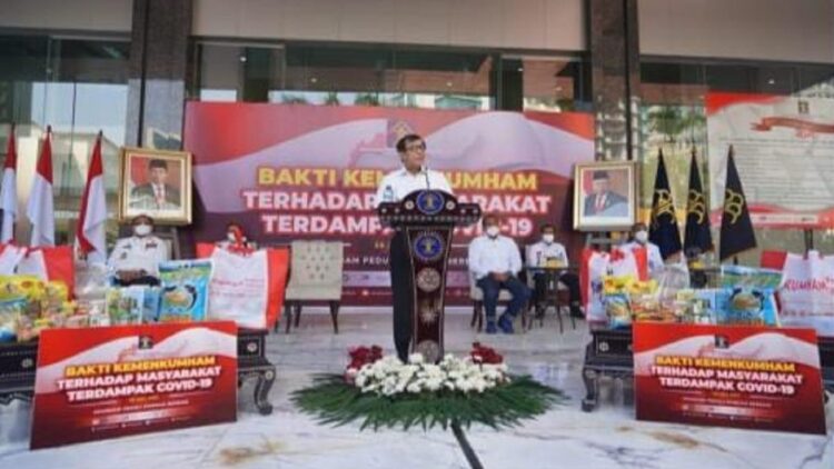 Kemenkumham Salurkan 46 Ribu Paket Bantuan untuk Masyarakat Terdampak Covid-19 1 Menteri Kumham, Yasonna Laoly saat menyerahkan paket bantuan untuk masyarakat terdampak Covid-19 di Indonesia.