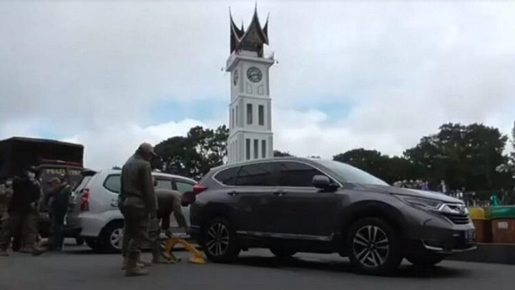 Parkir liar di Bukittinggi. (istimewa)
