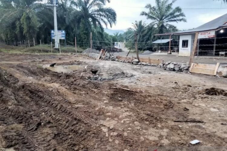 Akses Jalan ke Pabrik Ditutup Warga, PT RPSM Kinali Minta Pemkab Pasaman Fasilitasi Penyelesaian 1 Jalan menuju pabrik kelapa sawit PT RPSM Kinali Pasaman Barat ditutup warga pakai beton dan kawat berduri. Pihak perusahaan mengharapkan Pemkab Pasaman Barat dapat memfasilitasi penyelesaiannya.