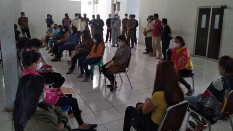 Puluhan Karaoke Girls di Pasbar Tertangkap Saat Razia, Banyak dari Luar Daerah 1 Puluhan pemandu karaoke di Pasaman Barat terjaring razia Satpol PP setempat.