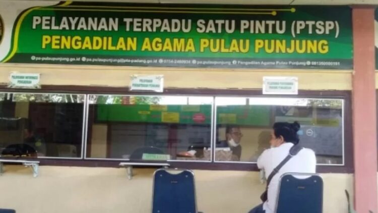 Pelayanan Terpadu Satu Pintu Pengadilan Agama Pulau Punjung Kabupaten Dharmasraya, Kamis (29/7/2021). (Antara)