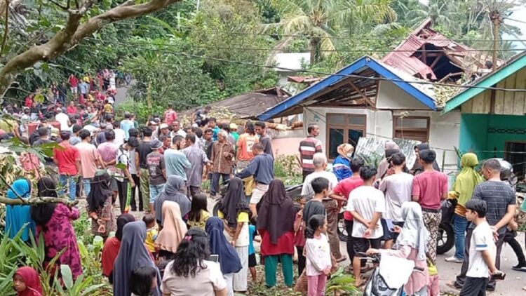 Pohon tumbang timpa rumah warga di Agam.