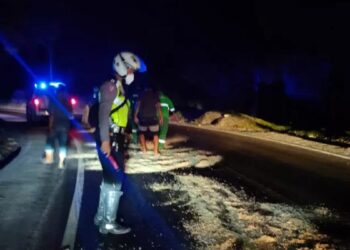 Ada Tumpahan Solar di Bukik Lampu, Polisi Tebar Serbuk Kayu