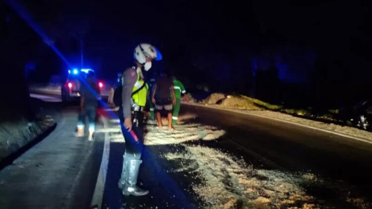 Ada Tumpahan Solar di Bukik Lampu, Polisi Tebar Serbuk Kayu 1 Polisi menebar serbuk di lokasi tumpahan kayu Bukik Lampu. (Unit Lakalantas Polresta Padang)