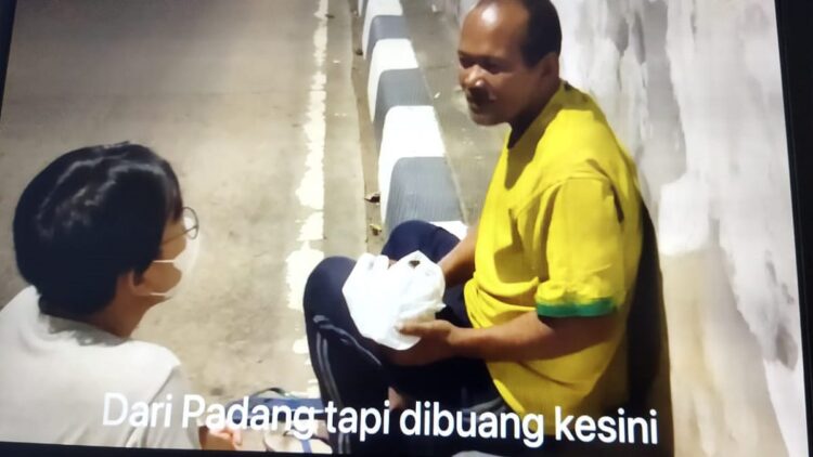 Miris! Pria Lansia Asal Padang Jadi Gelandangan di Jakarta, Mengaku Dibuang Setahun Lalu 1 Tangkapan layar video Youtube SayapHatiTV.