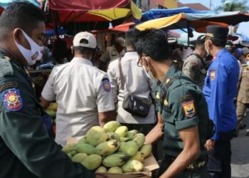 Ganggu Arus Kendaraan, Satpol PP Damkar Tertibkan PKL di Depan Pasar Rakyat Pariaman