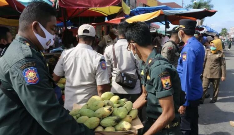 Ganggu Arus Kendaraan, Satpol PP Damkar Tertibkan PKL di Depan Pasar Rakyat Pariaman 1 Satuan Polisi Pamong Praja dan Pemadam Kebakaran (Satpol PP dan Damkar) Kota Pariaman, Sumbar mengangkat meja pedagang buah di depan Pasar Rakyat Pariaman.