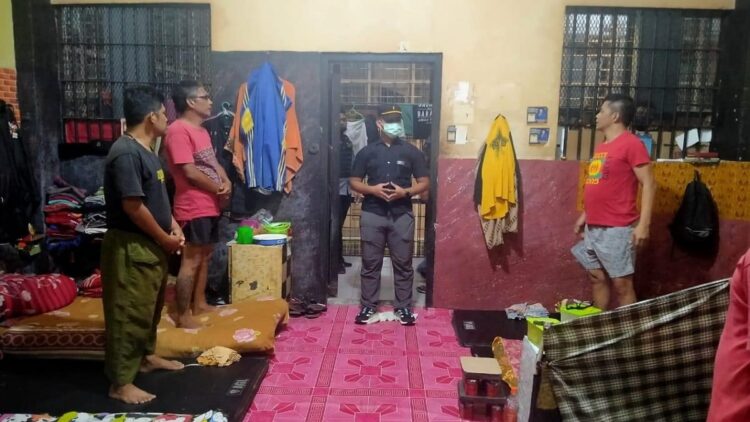 Razia Kamar Tahanan di Rutan Padang, Petugas Temukan Senjata Tajam 1 Razia rutin yang digelar oleh petugas Rutan Padang.