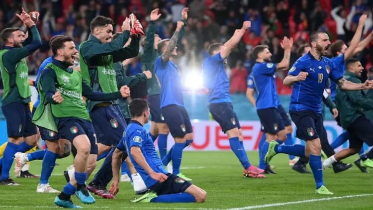 Singkirkan Spanyol Lewat Adu Penalti, Italia Selangkah Lagi Jadi Juara Eropa 1 Selebrasi pemain Timnas Italia usai memastikan tiket Final Euro 2020.