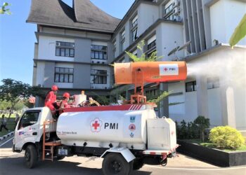 Truk Tangki PMI Sumbar Semprot Kantor Wali Kota Payakumbuh