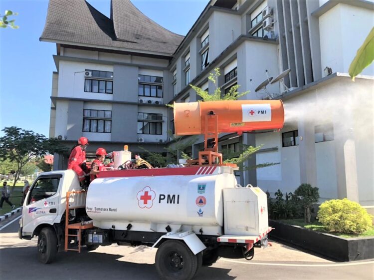 PMI Provinsi Sumatra Barat lakukan penyemprotan cairan desinfektan di kantor Wali KotaPayakumbuh, Kamis (15/7) pagi.