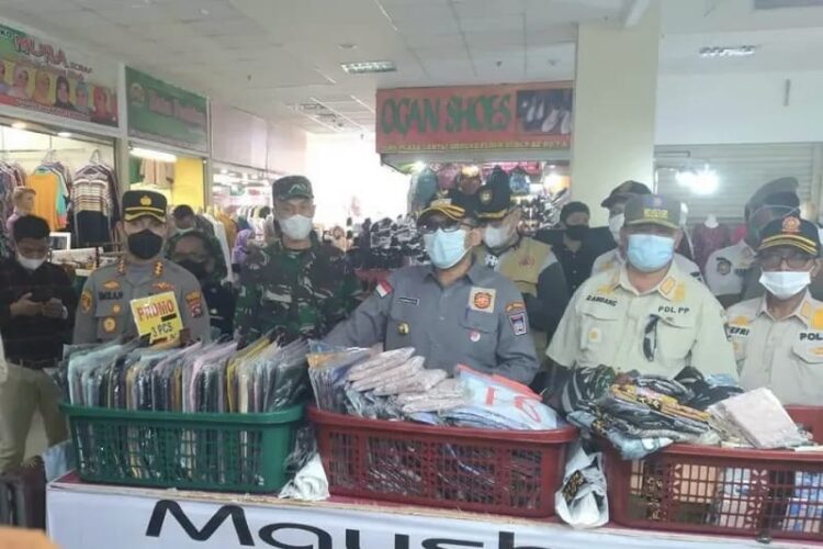 Wako Padang Hendri Septa Sidak Pelaksanaan PPKM Hari Pertama 1 Wali Kota Padang Hendri Septa meninjau pusat perbelanjaan dalam rangka sidak penerapan PPKM di Padang, Kamis.