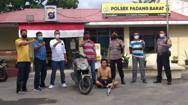Tersangka curanmor diamankan tim Opsnal Polsek Padang Barat.