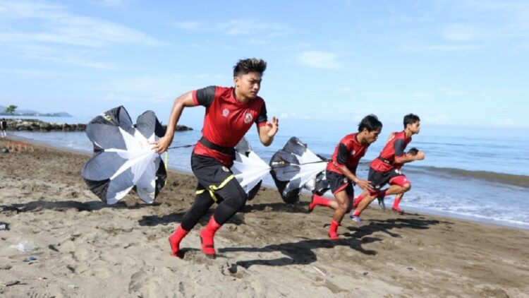 Semen Padang FC Jadi Pabrik Pemain Muda Potensial Indonesia 1 Tiga pemain muda Semen Padang FC latihan.