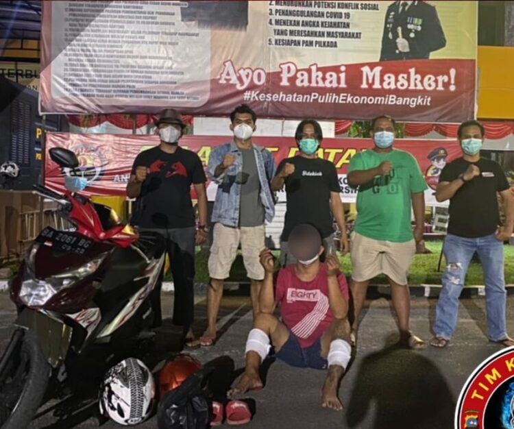 Pencuri Motor di Kuranji Padang Ditangkap Polisi 1 Tim Klewang Satreskrim Polresta Padang lumpuhkan seorang pelaku Curanmor di kota Padang , Rabu (14/7/2021).