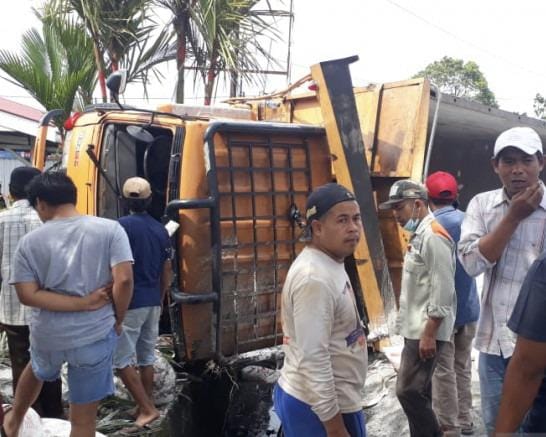 Rem Blong, Truk Terguling di Pendakian Panyalaian, Jalur Bukittinggi-Padang Macet 1 Truk terguling di Pendakian Panyalaian yang mengakibatkan kemacetan jalur Padang-Bukittinggi.