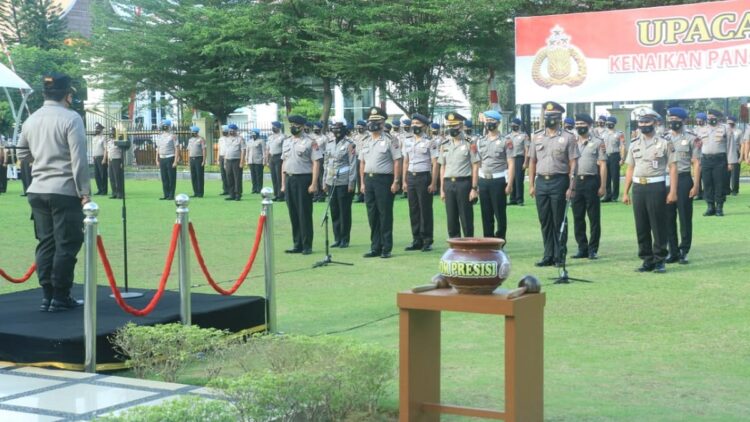 Kapolda Sumbar Pimpin Upacara Kenaikan Pangkat Anggota Polri 1 Upacara kenaikan pangkat di Polda Sumbar.