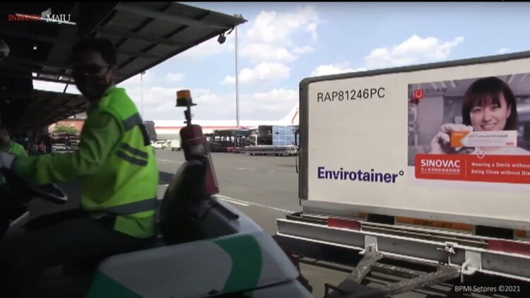 Tahap Ke-21, 10 Juta Dosis Bahan Baku Vaksin Sinovac Tiba di Tanah Air 1 Kedatangan Vaksin COVID-19 Tahap ke-21 di Bandara Soekarno-Hatta, Tangerang, Banten, Senin (12/07/2021) siang. (Sumber: Tangkapan Layar YouTube BPMI Setpres)