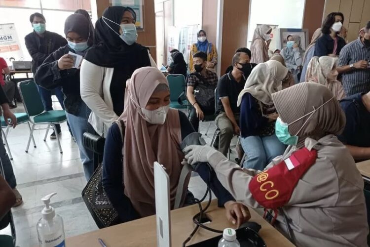 Bank Nagari Gelar Vaksinasi Covid-19 Massal untuk Karyawan dan Masyarakat Umum 1 Peserta vaksin tengah menjalani proses pemeriksaan tekanan darah sebelum dilakukan vaksinasi di Bank Nagari, Padang, Sabtu.