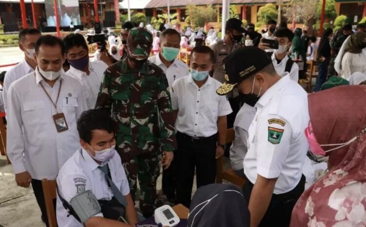 Wakil Gubernur Sumatera Barat Audy Joinaldy saat meninjau pelayanan vaksinasi massal untuk pelajar dan masyarakat di Padang Pariaman, Rabu.