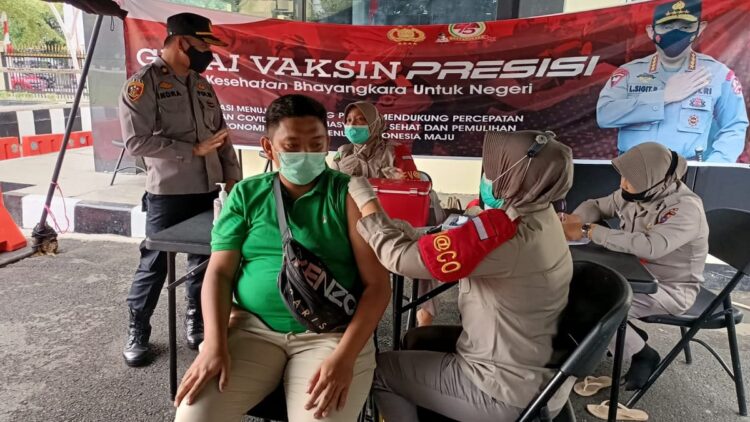 Ratusan Warga Datangi Gerai Vaksin Presisi Polda Sumbar 1 Vaksin presisi Polda Sumbar.
