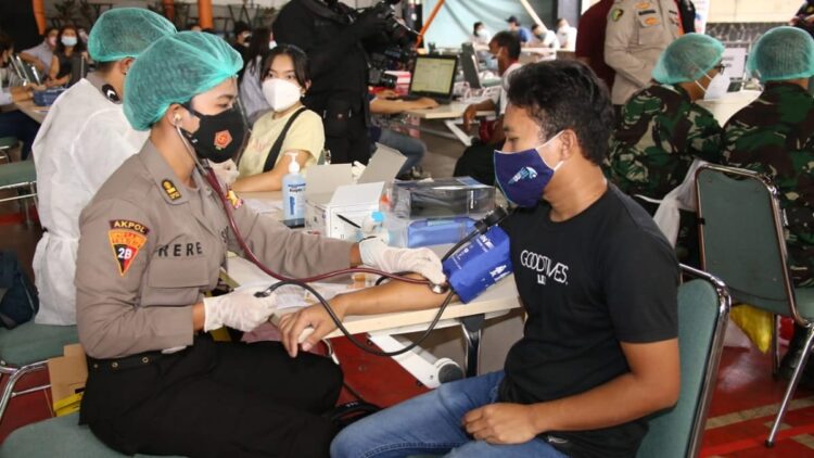Panglima TNI dan Kapolri Tinjau Vaksinasi di Pesantren Minhaajurrosyidiin Jaktim 1 Vaksinasi yang digelar Mabes Polri.