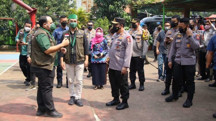 Vaksinasi Polri dan melibatkan mahasiswa.