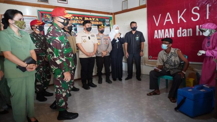 Danrem 032 Wirabraja pantau vaksinasi Covid-19 di Dharmasraya.