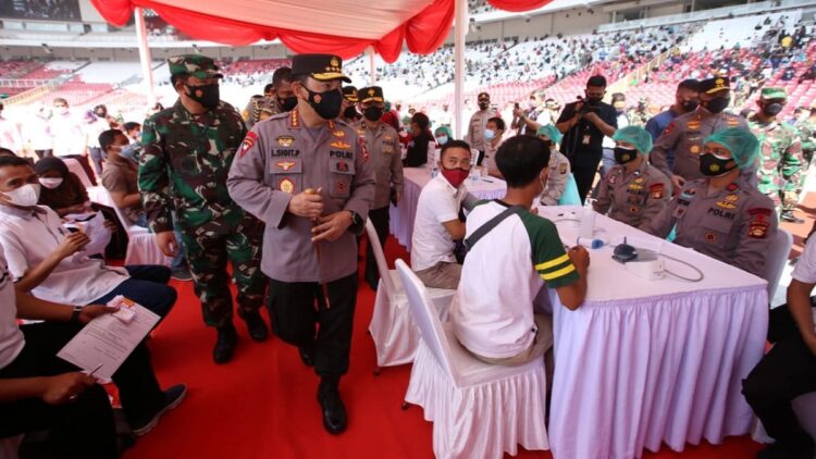 Vaksinasi di SUGBK ditinjau Kapolri dan Panglima TNI.