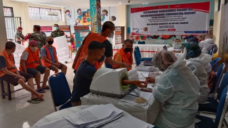 Vaksinasi di Rutan Padang.